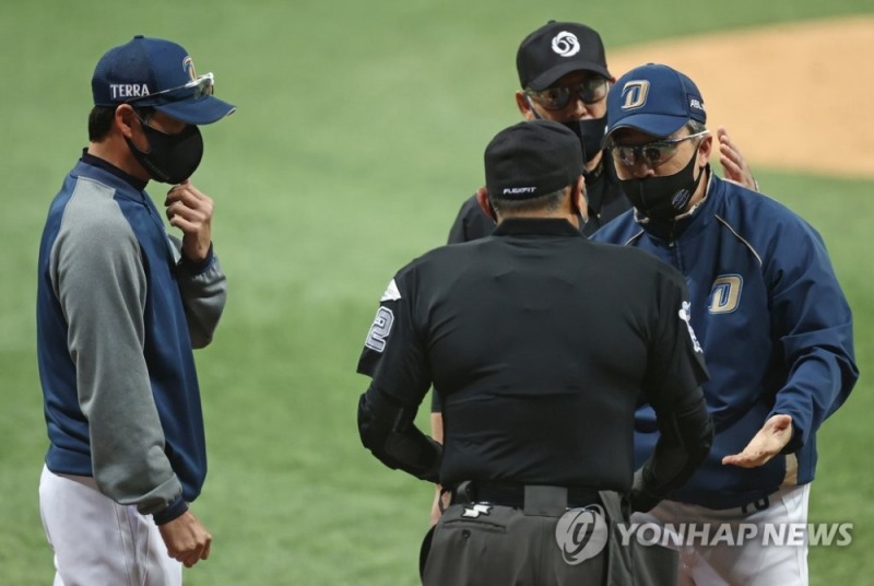 '몸에 맞은 공 아니다'. NC 이동욱 감독이 20일 한국시리즈 3차전 8회말 1사 3루에서 두산 정수빈의 번트 상황이 비디오 판독 결과 몸에 맞는 공으로 인정되자 심판 판정에 항의하고 있다.