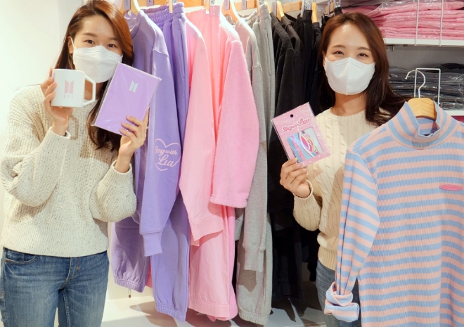 21일(토), 서울시 중구 소공동에 위치한 롯데백화점 본점 지하1층에서 모델들이 방탄소년단 팝업스토어 'SPACE OF BTS'를 홍보하고 있는 모습.