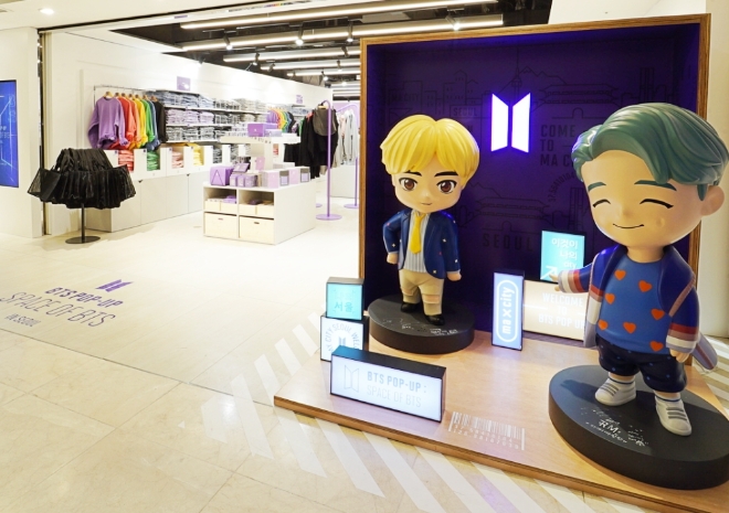 11월 21일(토), 서울시 중구 소공동에 위치한 롯데백화점 본점 지하1층에 오픈한 방탄소년단 팝업스토어 'SPACE OF BTS' 매장 사진.