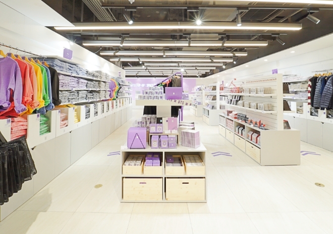 11월 21일(토), 서울시 중구 소공동에 위치한 롯데백화점 본점 지하1층에 오픈한 방탄소년단 팝업스토어 'SPACE OF BTS' 매장 사진.