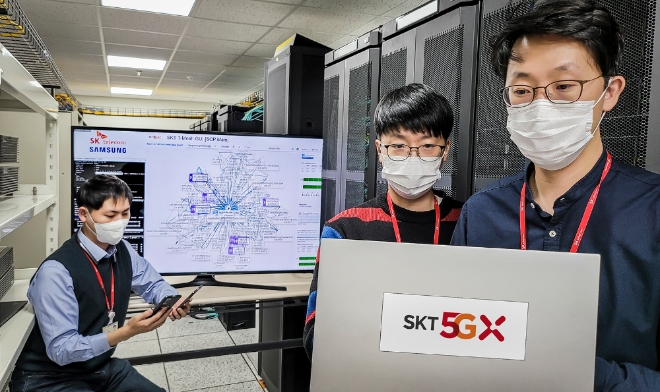 SKT는 삼성전자와 함께 세계 최초로 차세대 클라우드 코어망 기술을 개발했다고 22일 밝혔다. SKT 연구원들이 20일 분당에 위치한 5GX 기술그룹Lab에서 ‘차세대 코어망’의 기술과 장비 성능을 시험해보고 있다.