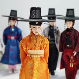 단장 한복 인형_커스텀 디자인 한복 착용 이미지