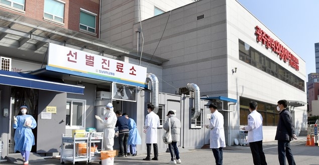 14일 오후 광주 동구 전남대학교병원 응급실 입구에 설치돼 있는 선별진료소에서 의사들이 신종 코로나바이러스 감염증(코로나19) 검사를 받고 있다. 전남대병원에서는 의사 등 3명이 코로나19 확진 판정을 받았다.