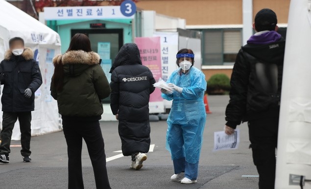 코로나19 신규확진자가 363명 늘어나며 사흘째 300명대를 넘긴 20일 오후 서울 중구 국립중앙의료원 선별진료소에서 출국예정자와 시민들이 코로나19 검사를 받기 위해 기다리고 있다.