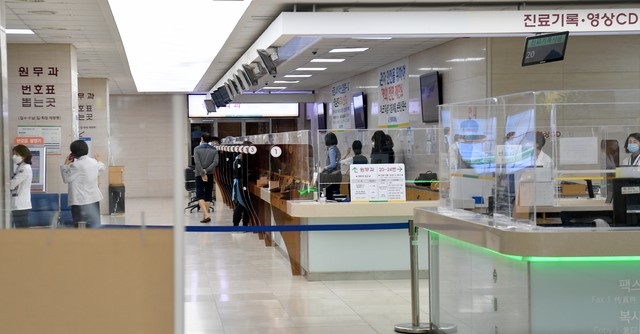 전남대학교병원에서 신종 코로나바이러스 감염증(코로나19) 확진자가 급증해 일부 병동이 동일집단(코호트) 격리 된 가운데 17일 오전 광주 동구 전남대병원 1동(본관동)에 종사자들 모습만 보이고 있다.