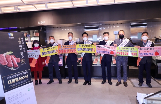 전동평 영암군수를 비롯한 영암낭주농협장 및 매력한우법인 관계자 등 10여명이 갤러리아 고메이494 한남 행사장을 방문해 홍보하고 있다/사진=영암군