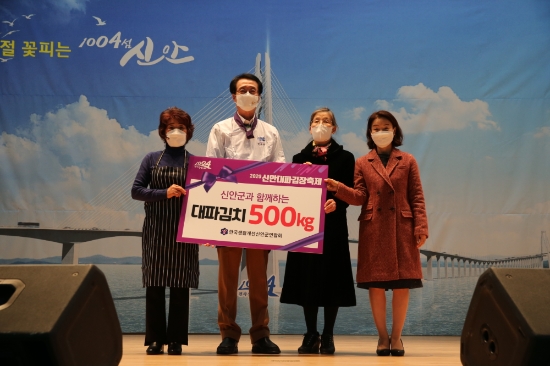 박우량 신안군수 코로나19 의료진(광주간호사협회) 대파김치500kg 전달식후 기념촬영 모습/사진=신안군