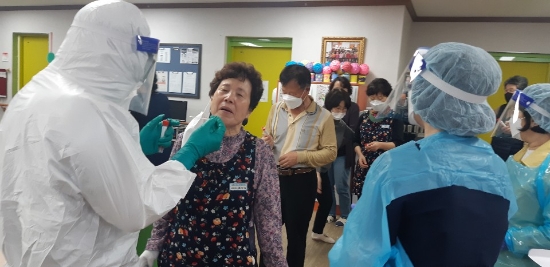 고흥군, 코로나19 예방을 위한 감염 취약시설 선제적 검사 실시/사진=고흥군