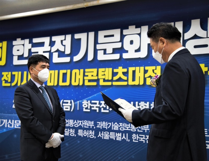 세종텔레콤 안종석 부회장(사진 왼쪽)이 국가철도공단 표창상을 수상 하고 있다.