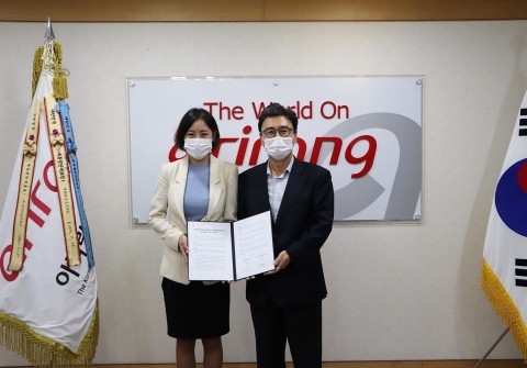 왼쪽부터 의료법인 용인병원유지재단 이효진 이사장과 아리랑국제방송 이승열 사장