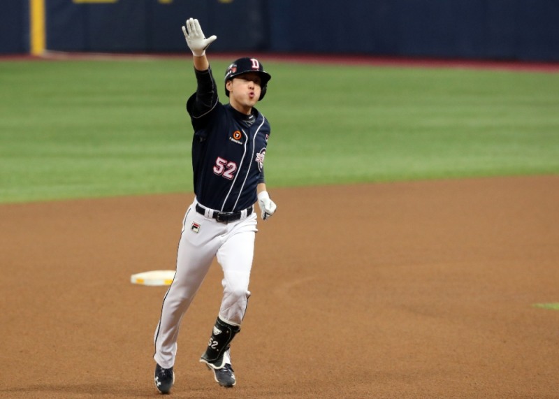 지난 18일 한국시리즈 2차전. 4회초 NC 선발 구창모로부터 1점홈런을 날린 김재호가 환호하고 있다. 두산은 이번 한국시리즈들어 심각한 타격부진에 빠져 있다.