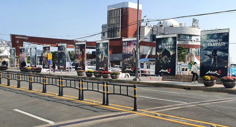 부산 해운대를 장식한 위메이드 대작 '미르4' 홍보물.