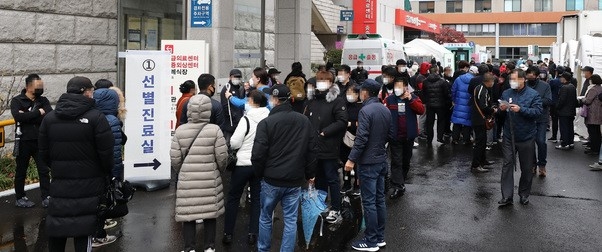 22일 오전 서울 중구 국립중앙의료원 코로나19 선별진료소에서 시민들이 줄지어 검사를 기다리고 있다. 