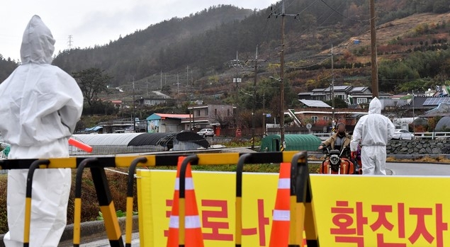 19일 코로나19 확진자 집단 발생으로 동일 집단 격리된 전남 순천시 별량면 덕정리 한 마을 입구가 통제돼 있다. 마을 주민이 코로나19 진단 검사를 받기 위해 선별 진료소 쪽으로 이동하고 있다.