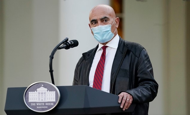 미국 신종 코로나바이러스 감염증(코로나19) 백신 개발 총괄 책임자 몬세프 슬라위는 지난 13일(현지시간) 백악관 로즈가든에서 기자회견을 가지고 있다.