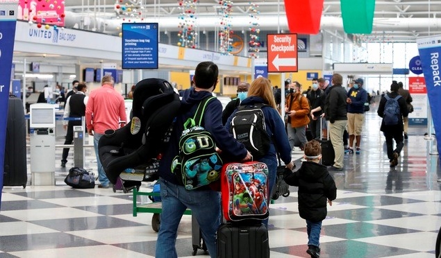 20일(현지시간) 신종 코로나바이러스 감염증(코로나19)이 확산하는 가운데 미국 일리노이주 시카고 오헤어 국제공항에서 승객들이 걷고 있다. 