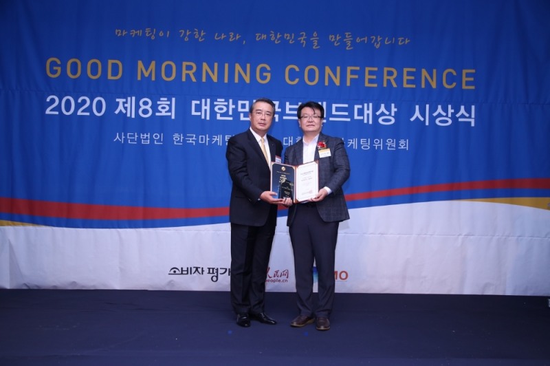 롯데제과 이민호 마케팅본부장(오른쪽), 한국마케팅협회 김승엽 부회장