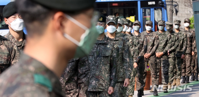 코로나 19 군부대 무더기 확진 '비상'