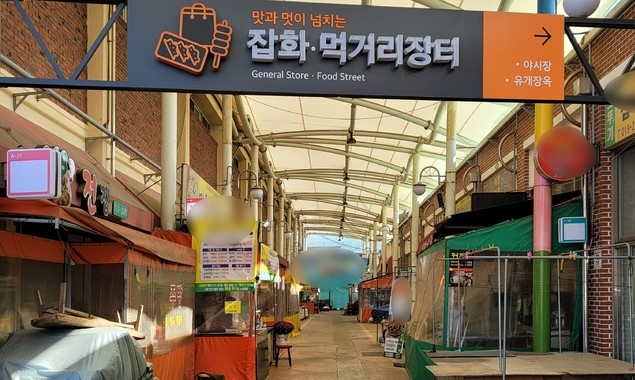 신종 코로나바이러스 감염증(코로나19) 확산 차단을 위해 20일 전국 처음으로 사회적 거리두기 2단계가 시행된 첫날 순천시 아랫장이 한산한 모습을 보이고 있다.