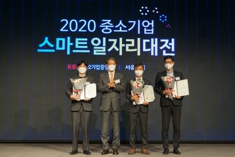 김종서 아톤 대표(오른쪽 두번째)와 왼쪽 두번째의 조홍래 중소기업기술혁신협회장이 서울 중소기업중앙회에서 열린 ‘제7회 행복한 중기경영대상’에서 기념 촬영을 하고 있다