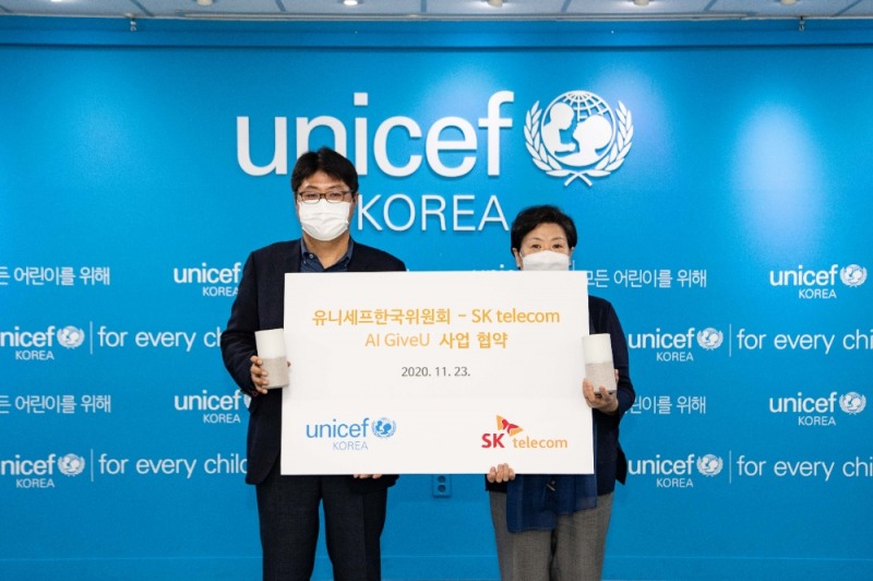 사회공헌협약식에서 SK텔레콤 이준호 SV추진그룹장(좌)과 유니세프한국위원회 박순 후원본부장(우)(사진제공= 유니세프한국위원회)