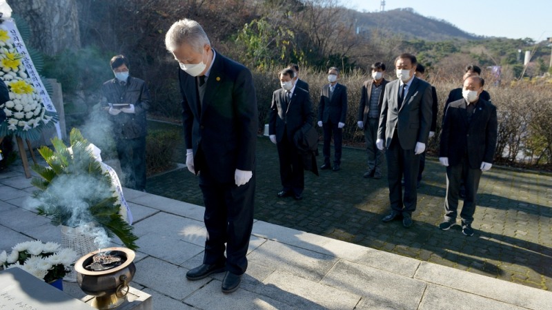 한국자유총연맹, 신의주학생의거 기념탑 참배