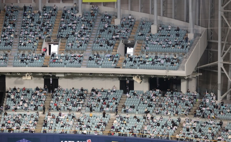 한국시리즈 6차전부터는 코로나 19로 인한 사회적거리두기가 2단계로 격상되면서 고척 스카이돔에도 관중이 전체 좌석의 10%로 줄어든다.