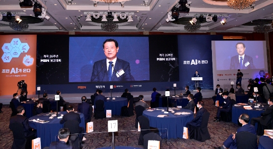 이용섭 광주광역시장이 23일 오전 서울 롯데호텔 크리스탈볼룸에서 '초인 AI가 온다'를 주제로 열린 개국26주년 MBN보고대회에 참석해 개회사를 하고 있다./사진=광주시