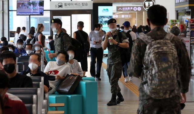 군 장병들이 18일 서울 서초구 서울고속버스터미널에서 버스에 탑승하기 위해 이동하고 있다. 국방부가 18일 "전국 감염 상황을 고려해 수도권과 부산에 적용해오던 거리두기 2단계를 오는 19일부터 31일까지 전 부대에 적용한다"고 밝힘에 따라 군 장병 휴가는 19일부터 향후 2주 간 중지된다.