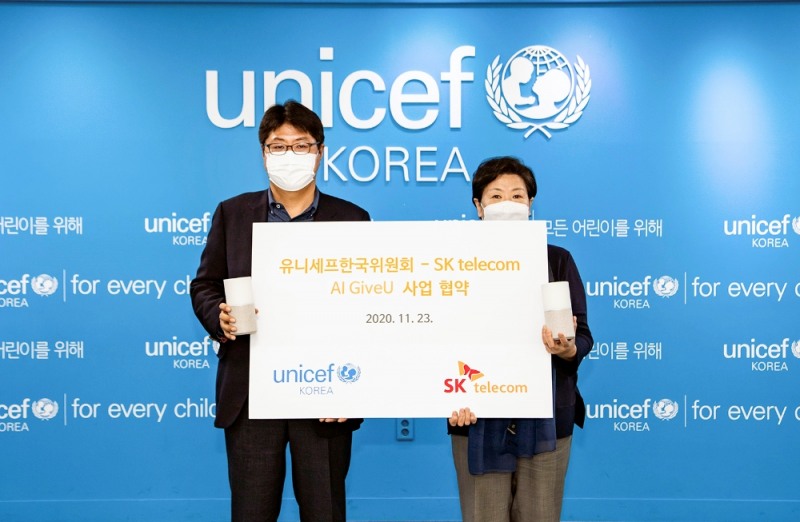 (사진=SK텔레콤) 23일 서울 마포구 유니세프 한국위원회에서 열린 협약식에 참석한 (왼쪽부터) 이준호 SKT SV추진그룹장, 박순 유니세프한국위원회 후원본부장의 모습.