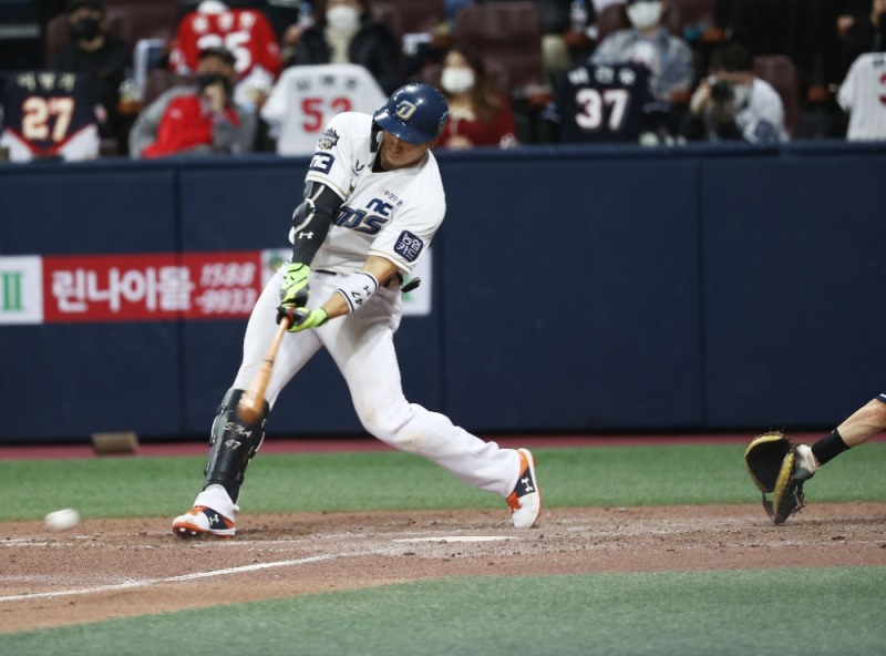 NC 나성범은 한국시리즈 5차전에서 4타수 3안타 1타점을 올리는 등 이번 한국시리즈에서 20타수 10안타 1홈런 6타점의 맹활약하고 있다.