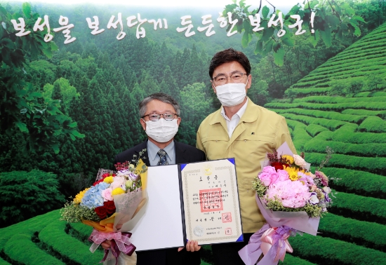 보성군 백록다원 백종우 대표가 농업발전 유공을 인정받아 산업포장을 수훈했다(왼쪽 백종우 대표.김철우 보성군수)/사진=보성군