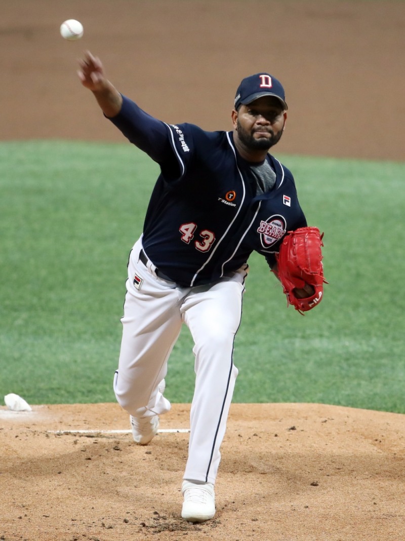 포스트시즌들어 정규리그 1위다운 모습을 전혀 보여주지 못하고 있는 두산의 알칸타라가 벼랑끝에 몰려 있는 팀을 구하기 위해 올시즌 마지막 등판에 나선다.