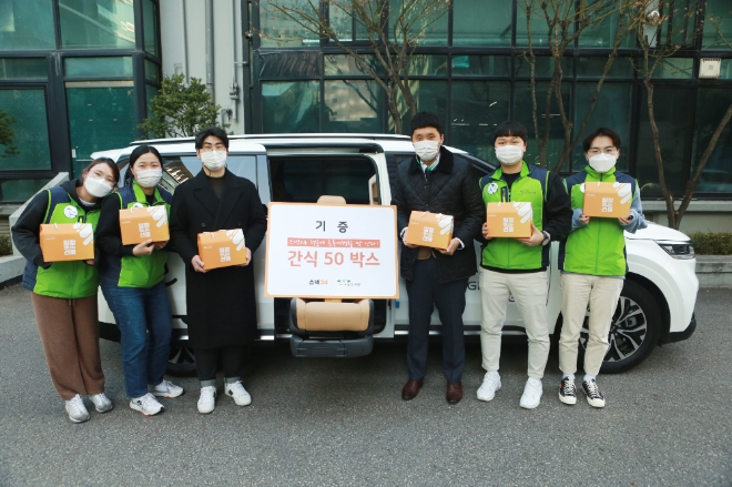 스낵24에서 김대현 이사와 초록여행 직원들이 초록여행 차량앞에서 기념촬영을 하고 있다.