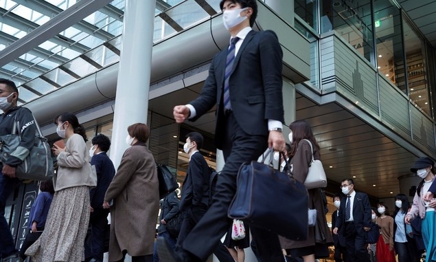 20일 일본 도쿄의 한 지하철역 통로가 코로나19 확산 방지를 위해 마스크를 쓰고 출근하는 사람들로 붐비고 있다.