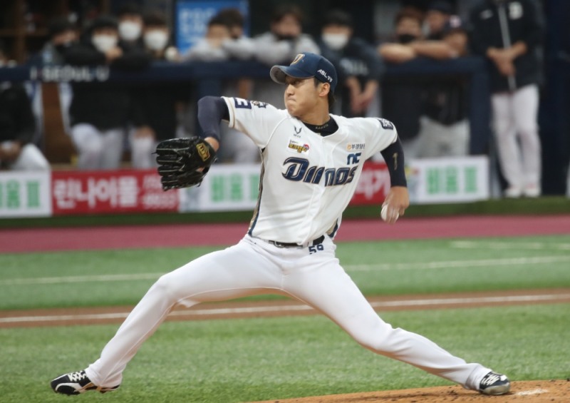 NC 구창모가 23일 고척 스카이돔에서 열린 두산과의 한국시리즈 5차전에서 역투하고 있다. 구창모는 2차전서 6이닝 3실점으로 패배를 기록했으나 이날 7이닝 무실점으로 경기를 지배하며 생애 첫 한국시리즈 승리투수가 되는 감격을 누렸다.