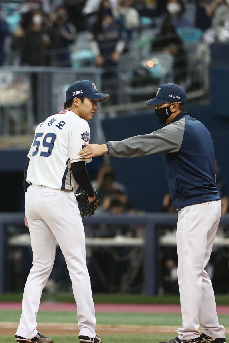 구창모가 한국시리즈 5차전에서 8회초 교체되고 있다. 구창모는 이날 7이닝 5안타 5탈삼진 무실점의 완벽투로 데일리 MVP에 선정됐다.