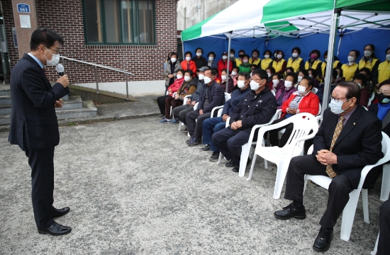 지난 20일 작천면 하남마을에서 강진군 희망나눔사업단의 봉사활동이 진행됐다/사진=강진군