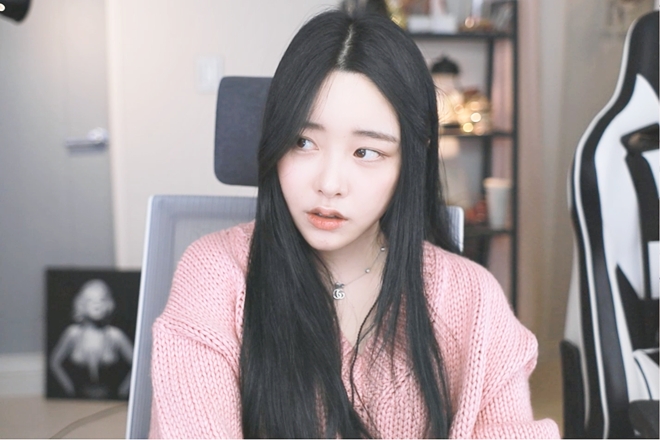 해외선물 불법대여계좌 논란이 있던 BJ 유서니는 지난 23일 방송에 복귀했다(사진=아프리카TV 유서니 개인 방송국 발췌).
