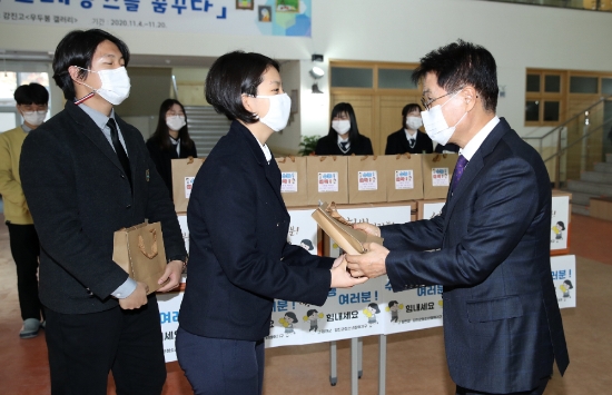 이승옥 강진군수는 지난 23일 2021학년도 대학수학능력시험에 응시한 강진군 학생들을 응원하기 위해 마스크, 핫팩, 간식 등으로 구성된 응원 물품을 전달했다/사진=강진군