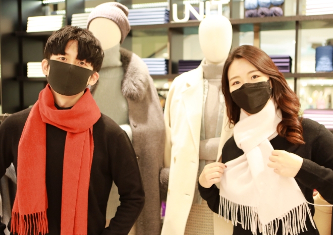 사진은 24일(화), 서울시 중구 소공동에 위치한 롯데백화점 본점에서 모델들이 '블랙 캐시미어 페어'를 홍보하고 있는 모습.