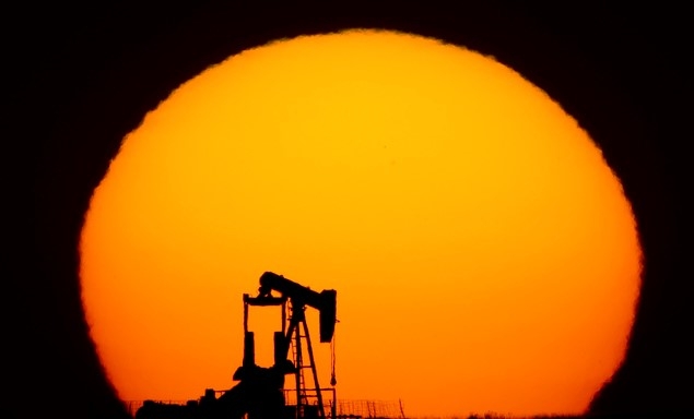 20일(현지시간) 미 캔자스주 오클리 남쪽 들판에서 작동을 멈춘 오일 펌프 잭이 석양을 배경으로 실루엣을 드러내고 있다. 신종 코로나바이러스 감염증(코로나19) 규제로 수요가 줄어 수십 년 만에 최저 유가를 이어가던 국제 유가가 반등하고 있다.