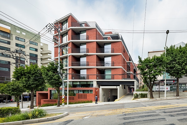 구기동 공동주택 외부 측면 전경