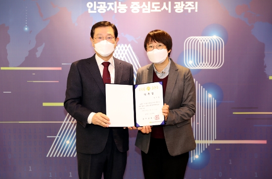 이용섭 광주광역시장이 24일 오전 시청 접견실에서 광주형 AI-그린뉴딜의 성공적인 추진을 위해 환경운동 전문가 이유진 박사를 그린뉴딜 총괄 정책자문관으로 위촉하고 있다./사진=광주시
