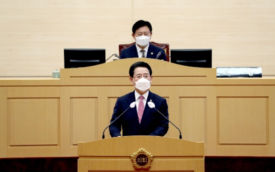 김영록 전라남도지사가 24일 오전 전남도의회 제348회 정례회 2차 본회의장에서 전라남도 2021년도 예산안 제출에 따른 시정연설을 하고 있다./사진=전라남도