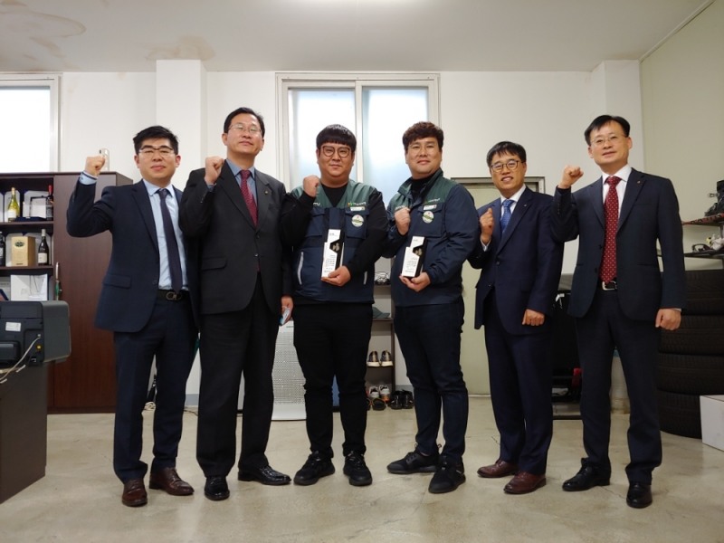 (사진=DB손해보험) 지난 19일 안성북부서비스에서 감사패 전달후 DB손해보험 이범욱 보상서비스실장(사진 오른쪽 두번째), 이희봉 대표(사진 오른쪽 세번째), 조영재 요원(사진 오른쪽 네번째)과 DB손해보험 직원들이 기념촬영을 하고 있다.