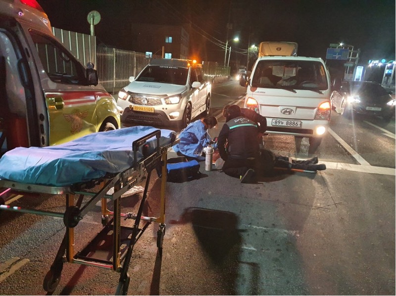 현장에 도착한 구급대원과 함께 조치중인 조영재 기사(사진 가운데)