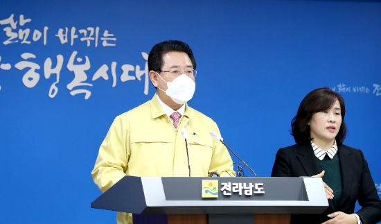 김영록 전라남도지사가 24일 오후 도청 브리핑룸에서 사회적 거리두기 1,5단계 격상에 따른 도민호소문을 발표하고 있다./사진=전라남도