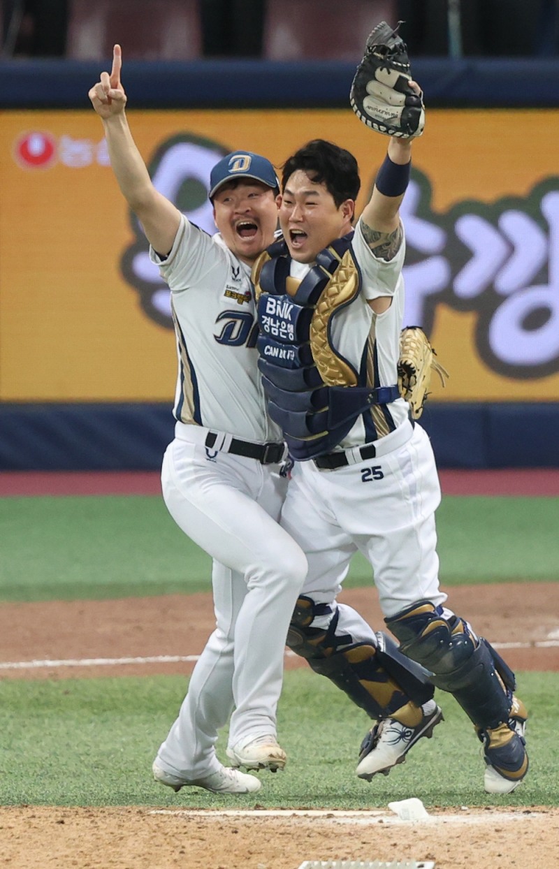 마지막 타자인 두산의 최주환을 삼진으로 잡은 뒤 포수 양의지와 마무리 원종현이 우승의 환호성을 지르고 있다. 양의지는 생애 통산 2번째 한국시리즈 MVP를 수상했다.