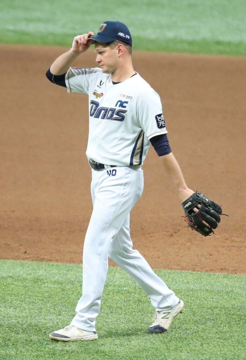 이틀을 쉬고 등판한 NC의 에이스 드류 루친스키가 불안한 가운데서도 5이닝을 무실점으로 막고 마운드에서 내려오고 있다. 루친스키는 이번 한국시리즈에서 2승1세이브 평균자책점 0.85를 기록했다.